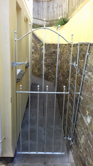 Decorative gate for narroe passage